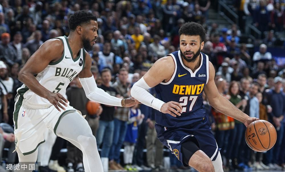 在中场休息 在中场休息